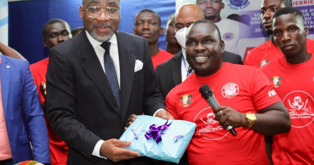 CEREMONIE D’HOMMAGE DES ÉTUDIANTS AU DR BOGA 