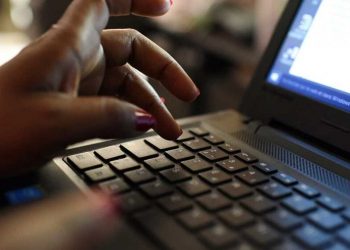 Côte d’Ivoire: deux projets de loi inquiètent les blogueurs et les influenceurs