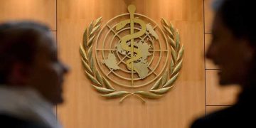 Covid-19 : comment la pandémie a révélé les faiblesses de l’OMS, entre dépendance et conflits d’intérêts