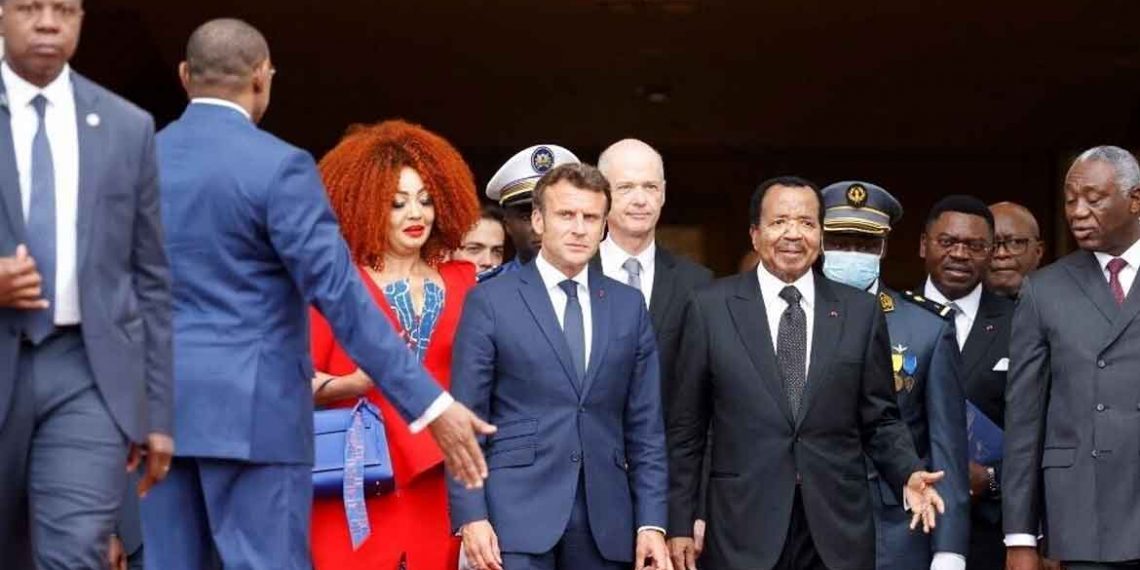Cameroun: lors de la visite de Macron, Biya entretient le mystère sur un nouveau mandat