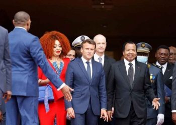 Cameroun: lors de la visite de Macron, Biya entretient le mystère sur un nouveau mandat
