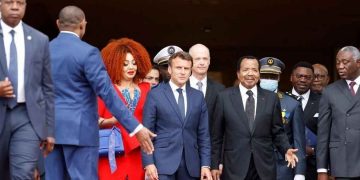 Cameroun: lors de la visite de Macron, Biya entretient le mystère sur un nouveau mandat
