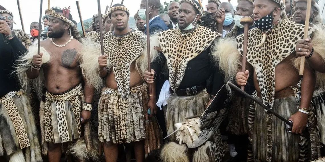 Afrique du Sud : le peuple zoulou couronne un roi controversé