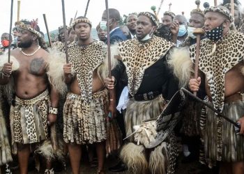 Afrique du Sud : le peuple zoulou couronne un roi controversé