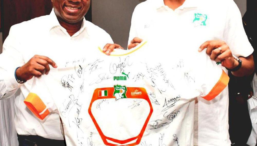 la FIF et les joueurs honorent Sébastien Haller, avant le match contre Les Comores