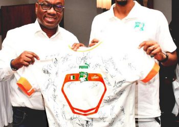 la FIF et les joueurs honorent Sébastien Haller, avant le match contre Les Comores