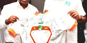 la FIF et les joueurs honorent Sébastien Haller, avant le match contre Les Comores