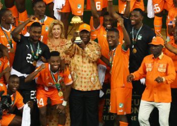 En Côte d’Ivoire, le trophée de la CAN, objet du désir des politiques