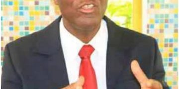 La Fédération des Syndicats de la Direction générale des Impots(FESY-DGI) a décidé de maintenir son mot d&rsquo;ordre de grève mais avec un décallage. Initialement, le débrayage avait été annoncé pour les 24, 25 et 26 juillet 2024. Mais lundi 22 juillet , à l&rsquo;issue d&rsquo;une Assemblée générale extraordinaire, les agents ont décidé du report.   Le préavis de grève a été déposé le 9 juin 2024. Les autorités ont accepté de discuter des points de revendication.Des points d&rsquo;accord ont été trouvés mais les agents ont décidé de maintenir la grève parce qu&rsquo;ils estiment qu&rsquo;il n&rsquo;existe pas de documents signés sur certains points. « Certains d&rsquo;entre eux n&rsquo;ont pas été matérialisés par  la signature des deux parties. Donc nos camarades, habitués à des revirements de situations, ont estimé que nous, responsables syndicaux, avions manqué de vigilance. Ils ont estimé que, n&rsquo;ayant pas exigé des rapports signés, des comptes rendus signés des parties en discussion, alors les concludions n&rsquo;ont aucun fondement. D&rsquo;où le maintien du mot d&rsquo;ordre de grève du 31 juillet au 2 août », a rapporté Narcice Zéréyé Zédou.  président de la FESY-DGI dans une interview accordée mercredi 24 juillet au journal ivoirien Le Canard déchainé.   L&rsquo;une revendication qui n&rsquo;ont pas connu de documentation concernent la Mutuelle des Agents de la DGI( MAGDGI). C&rsquo;est à cause de cette mutuelle que les travailleurs des Impots cotisent. Les cotisations sont prélevées à la source par le Trésor mais ne sont pas reversées. La somme totale non prelevée est de 37 milliards de FCFA. Après le dépot du préavi de grève, 5 milliards ont été payés. Ce qui a permis, selon M. Zéréyé de faire face à des dettes vis-à-vis de certaines cliniques mais les agents exigent le paiement intégral. Ils exigent aussi des réformes pour le fonctionnement de la MADGI  » afin qu&rsquo;elle quitte le giron de la Direction genérale pour une gestion rélevant des agents ».  » Il y a eu cet acquis. Malheureusement, les conclusions de ces échanges n&rsquo;ont pas été documentés et signés », souligne le président de la FESY-DGI.  » Nous demandons à nos camarades de garder le cap. Et rester à l&rsquo;écoute des syndicats. Toutes les contradictions qu&rsquo;ils peuvent observer visent à avoir le meilleur…Cette grève a été reportée, le temps de réunir la documentation nécessaire qui prouve effectivement que nous avons des acquis », conclut  Narcice Zéréyé Zédou