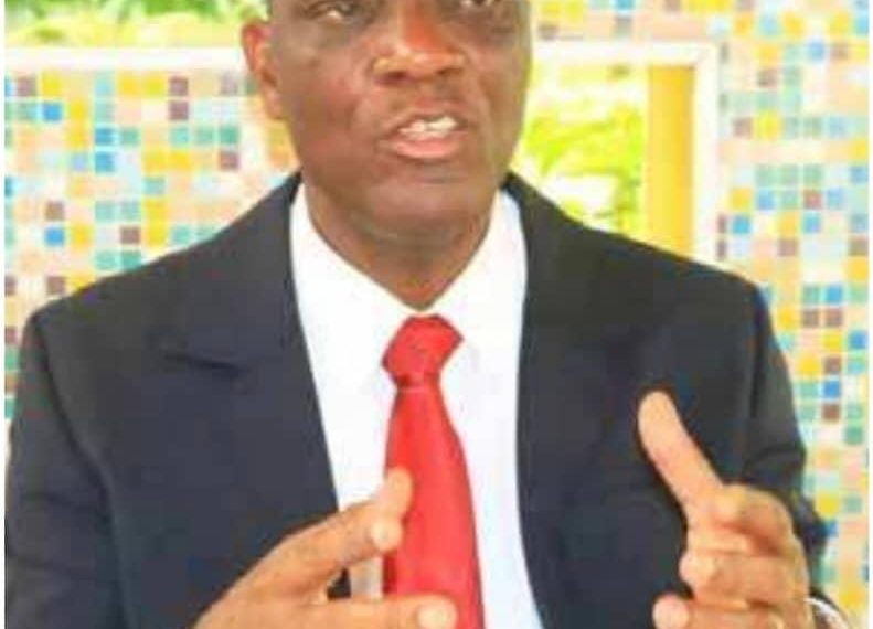 La Fédération des Syndicats de la Direction générale des Impots(FESY-DGI) a décidé de maintenir son mot d’ordre de grève mais avec un décallage. Initialement, le débrayage avait été annoncé pour les 24, 25 et 26 juillet 2024. Mais lundi 22 juillet , à l’issue d’une Assemblée générale extraordinaire, les agents ont décidé du report.   Le préavis de grève a été déposé le 9 juin 2024. Les autorités ont accepté de discuter des points de revendication.Des points d’accord ont été trouvés mais les agents ont décidé de maintenir la grève parce qu’ils estiment qu’il n’existe pas de documents signés sur certains points. « Certains d’entre eux n’ont pas été matérialisés par  la signature des deux parties. Donc nos camarades, habitués à des revirements de situations, ont estimé que nous, responsables syndicaux, avions manqué de vigilance. Ils ont estimé que, n’ayant pas exigé des rapports signés, des comptes rendus signés des parties en discussion, alors les concludions n’ont aucun fondement. D’où le maintien du mot d’ordre de grève du 31 juillet au 2 août », a rapporté Narcice Zéréyé Zédou.  président de la FESY-DGI dans une interview accordée mercredi 24 juillet au journal ivoirien Le Canard déchainé.   L’une revendication qui n’ont pas connu de documentation concernent la Mutuelle des Agents de la DGI( MAGDGI). C’est à cause de cette mutuelle que les travailleurs des Impots cotisent. Les cotisations sont prélevées à la source par le Trésor mais ne sont pas reversées. La somme totale non prelevée est de 37 milliards de FCFA. Après le dépot du préavi de grève, 5 milliards ont été payés. Ce qui a permis, selon M. Zéréyé de faire face à des dettes vis-à-vis de certaines cliniques mais les agents exigent le paiement intégral. Ils exigent aussi des réformes pour le fonctionnement de la MADGI  » afin qu’elle quitte le giron de la Direction genérale pour une gestion rélevant des agents ».  » Il y a eu cet acquis. Malheureusement, les conclusions de ces échanges n’ont pas été documentés et signés », souligne le président de la FESY-DGI.  » Nous demandons à nos camarades de garder le cap. Et rester à l’écoute des syndicats. Toutes les contradictions qu’ils peuvent observer visent à avoir le meilleur…Cette grève a été reportée, le temps de réunir la documentation nécessaire qui prouve effectivement que nous avons des acquis », conclut  Narcice Zéréyé Zédou