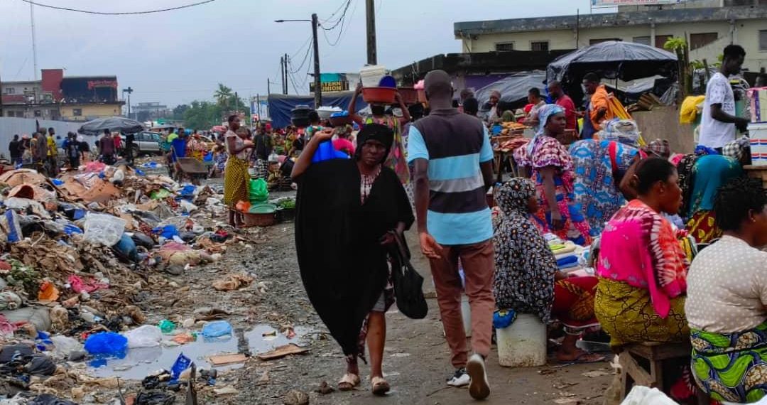 Abidjan : Face à face ordures ménagères et denrées alimentaires dans les environs de la Mairie d’Abobo