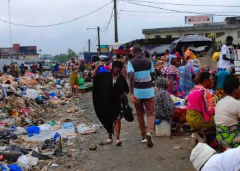 Abidjan : Face à face ordures ménagères et denrées alimentaires dans les environs de la Mairie d’Abobo