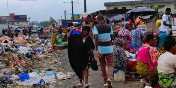 Abidjan : Face à face ordures ménagères et denrées alimentaires dans les environs de la Mairie d&rsquo;Abobo