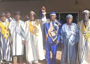 Duékoué : Le chef du canton central et le chef de Fengolo fument le calumet de la paix