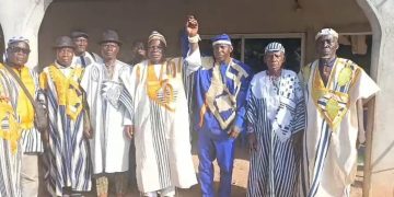 Duékoué : Le chef du canton central et le chef de Fengolo fument le calumet de la paix